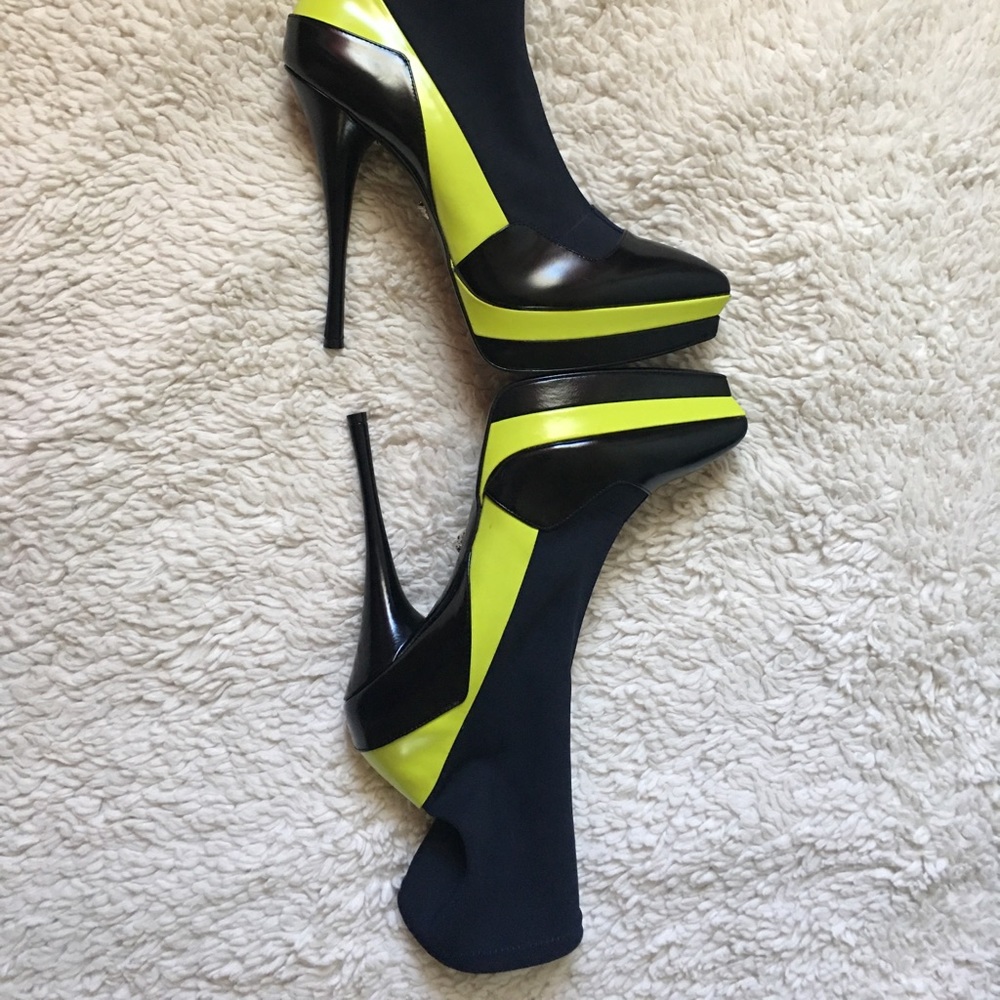 Versace - Picture 6 of 8